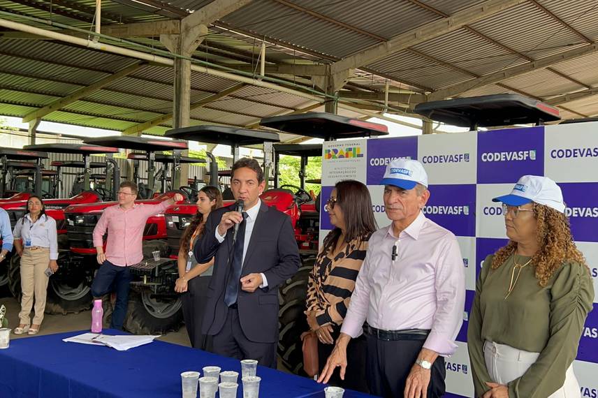 Codevasf entrega aparelhos agrícolas para 40 municípios Codevasf entrega aparelhos agrícolas para 40 municípios
