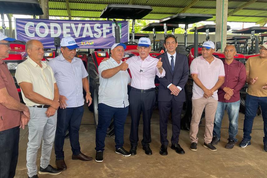 Codevasf entrega aparelhos agrícolas para 40 municípios Codevasf entrega aparelhos agrícolas para 40 municípios