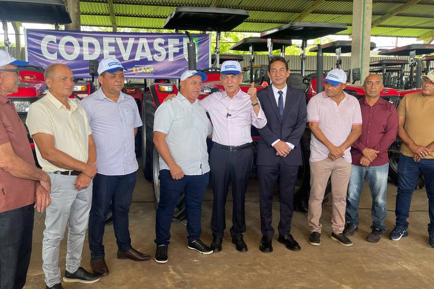 Codevasf entrega aparelhos agrícolas para 40 municípios Codevasf entrega aparelhos agrícolas para 40 municípios