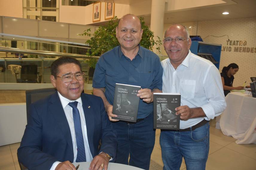 Desembargador José James Gomes Pereira lança o livro Direito na Prática no Sesc Cajuína Desembargador José James Gomes Pereira lança o livro Direito na Prática no Sesc Cajuína