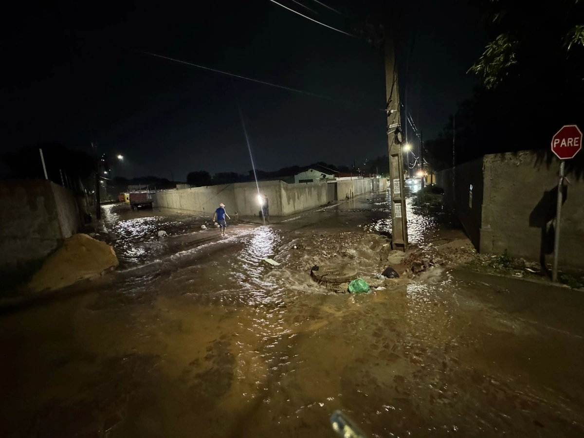 Estrutura de galeria é destruída na chuva e rua é bloqueada na zona Leste de THE