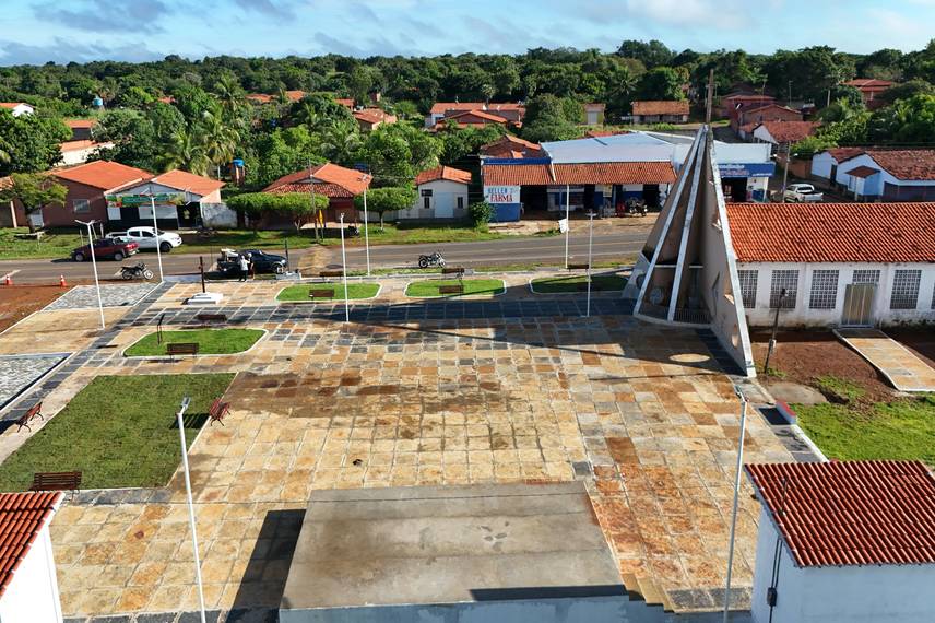 Governador entrega praça e pavimentação asfáltica em Sigefredo Pacheco Governador entrega praça e pavimentação asfáltica em Sigefredo Pacheco