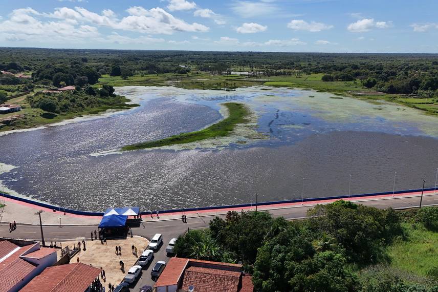 Governador entrega praça e pavimentação asfáltica em Sigefredo Pacheco Governador entrega praça e pavimentação asfáltica em Sigefredo Pacheco
