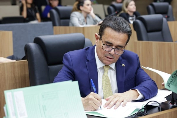 Henrique Pires cobra transparência sobre crise da Saúde em Teresina