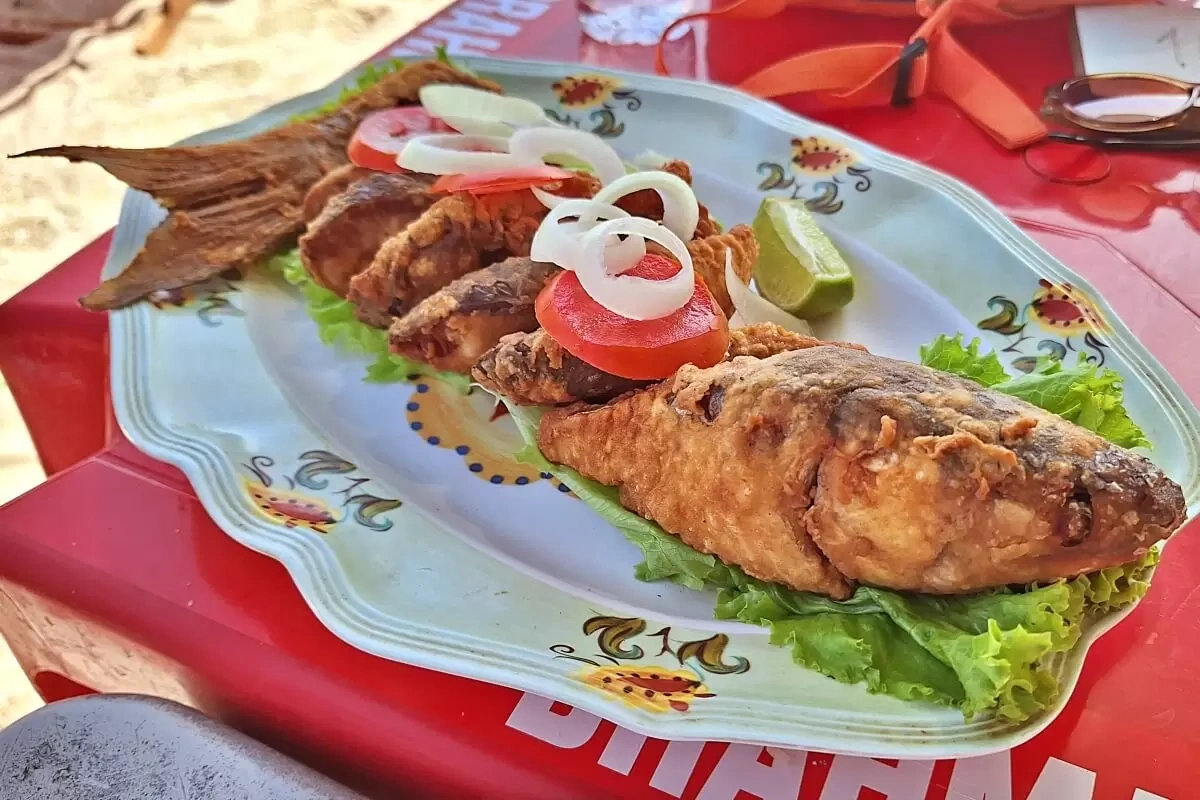 Homem morre após engasgar com peixe e engolir pedra para tentar retirar espinha