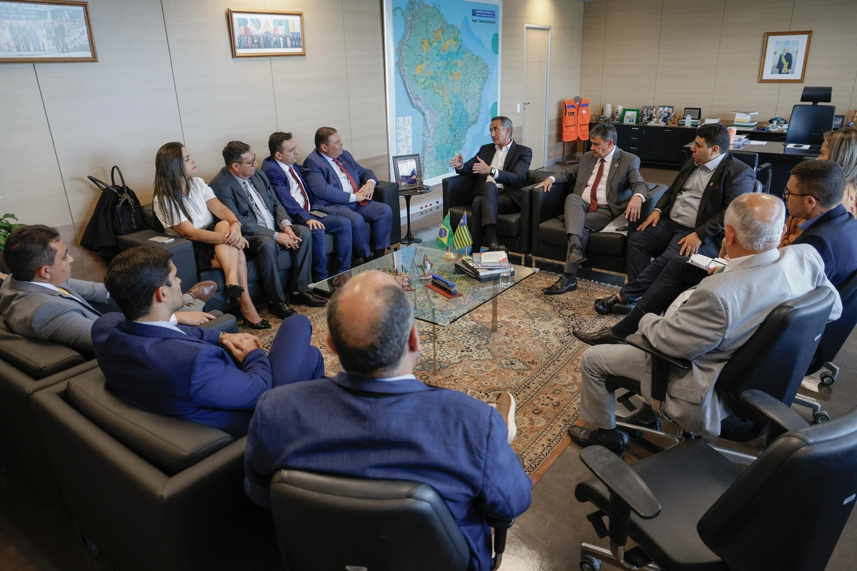 Ministro Wellington Dias se reúne com prefeitos piauienses
