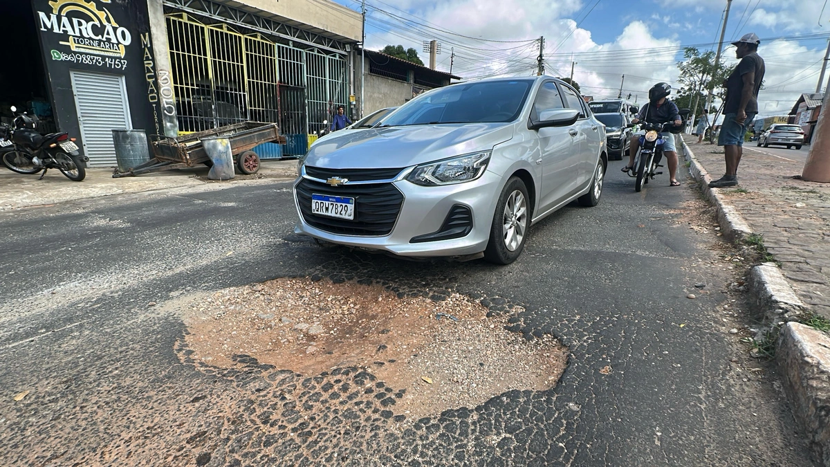 Moradores reclamam de 'cratera' aberta na av. Barão de Castelo Branco, em Teresina