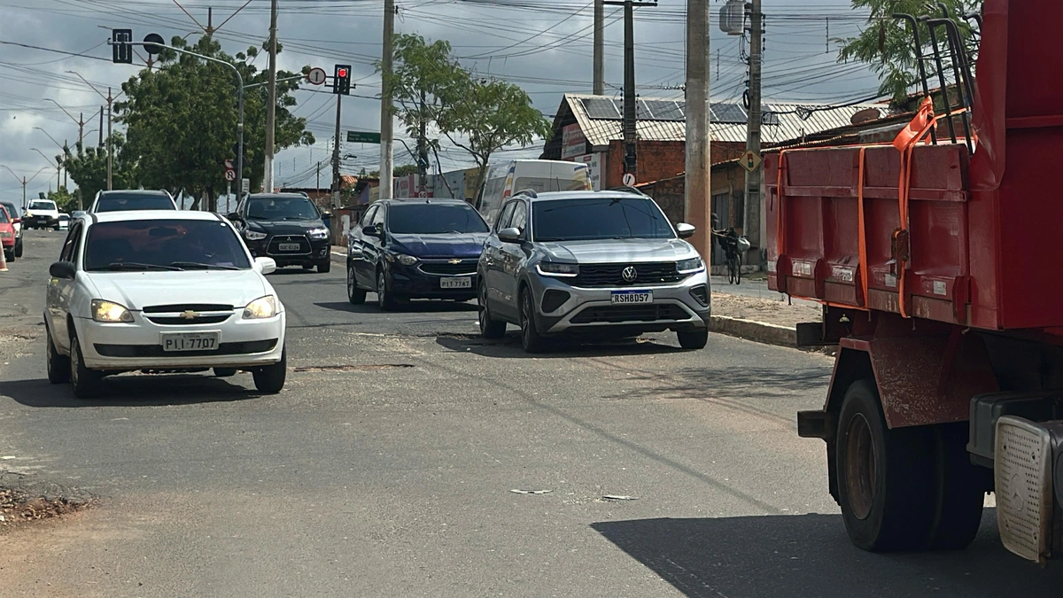 Moradores reclamam de 'cratera' aberta na av. Barão de Castelo Branco, em Teresina