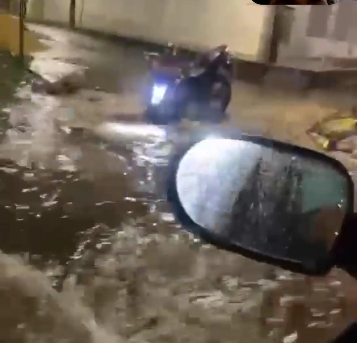 Motociclista cai em bueiro na zona Leste