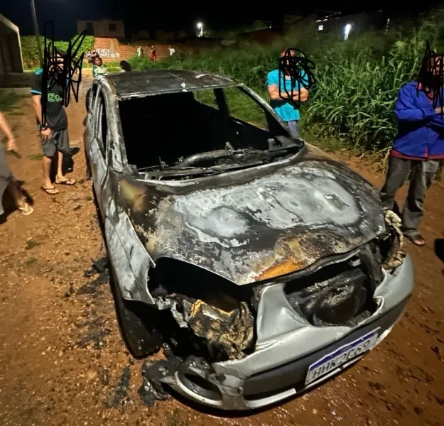Motorista é ameaçado com facão e tem carro incendiado em Oeiras