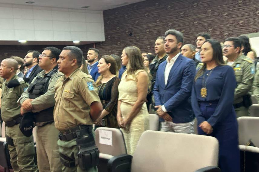 Polícia Civil do Piauí homenageia servidores com medalhas e troféus em Teresina Polícia Civil do Piauí homenageia servidores com medalhas e troféus em Teresina
