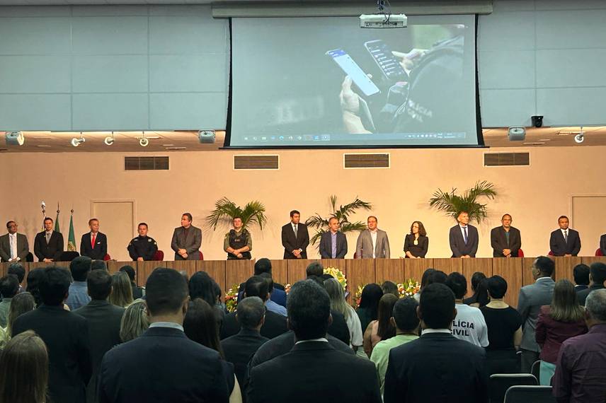 Polícia Civil do Piauí homenageia servidores com medalhas e troféus em Teresina Polícia Civil do Piauí homenageia servidores com medalhas e troféus em Teresina