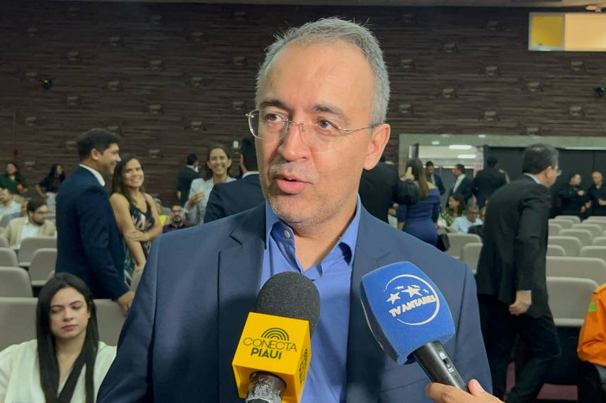 Polícia Civil do Piauí homenageia servidores com medalhas e troféus em Teresina Polícia Civil do Piauí homenageia servidores com medalhas e troféus em Teresina