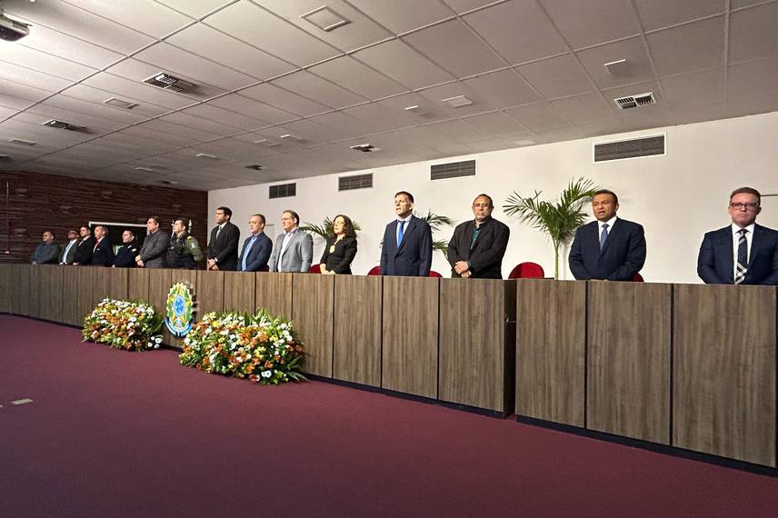 Polícia Civil do Piauí homenageia servidores com medalhas e troféus em Teresina Polícia Civil do Piauí homenageia servidores com medalhas e troféus em Teresina