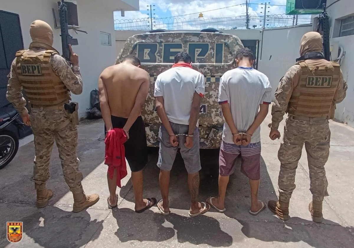 Polícia Militar prende trio com carro roubado