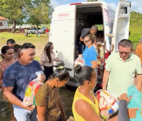 Prefeita Laura Rosa, de Buriti dos Lopes em ação social