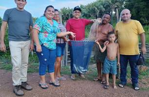 Prefeito Abdoral Melo entrega armadilhas de peixes em São João do Arraial (Foto: Reprodução)