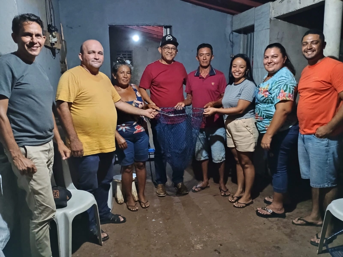 Prefeito Abdoral Melo entrega armadilhas de peixes em São João do Arraial