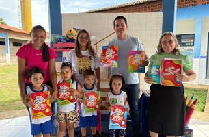 Prefeitura de Caxingó realiza entrega de livros infantis (Foto: Divulgação/ASCOM)