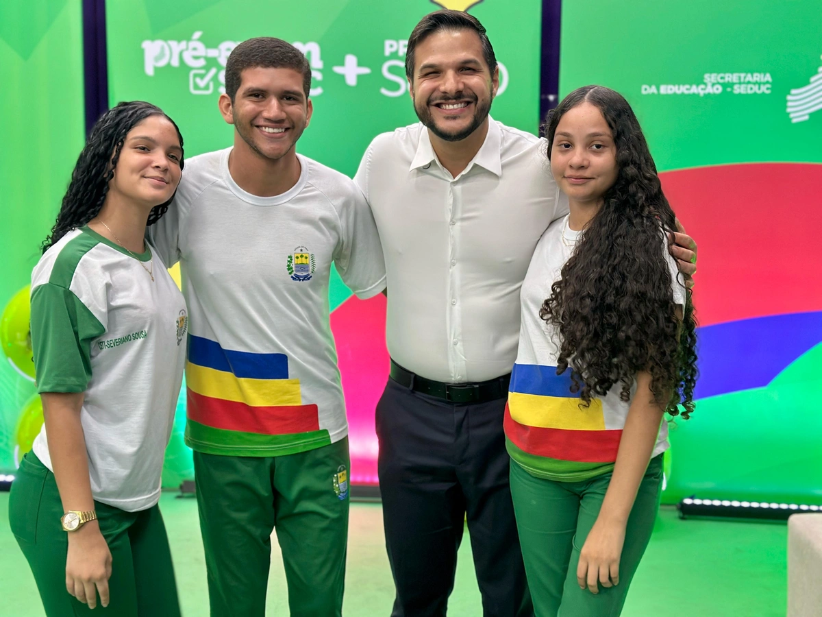 Secretário de Educação Washington Bandeira