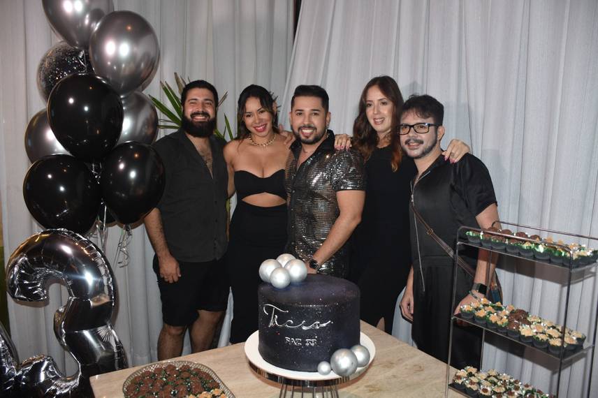 Tácio Baptista celebra aniversário em noite especial no Vito Fogo Tácio Baptista celebra aniversário em noite especial no Vito Fogo