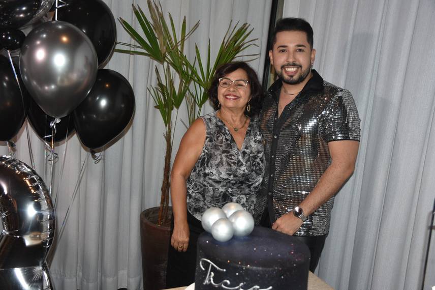 Tácio Baptista celebra aniversário em noite especial no Vito Fogo Tácio Baptista celebra aniversário em noite especial no Vito Fogo