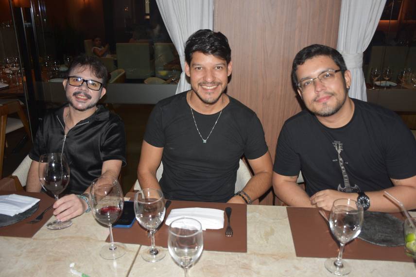 Tácio Baptista celebra aniversário em noite especial no Vito Fogo Tácio Baptista celebra aniversário em noite especial no Vito Fogo