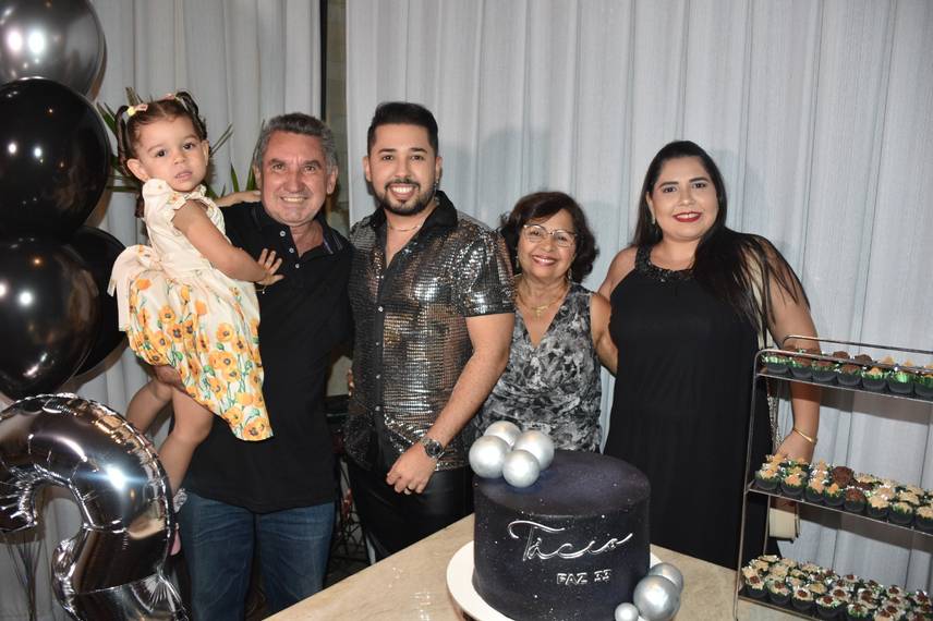 Tácio Baptista celebra aniversário em noite especial no Vito Fogo Tácio Baptista celebra aniversário em noite especial no Vito Fogo