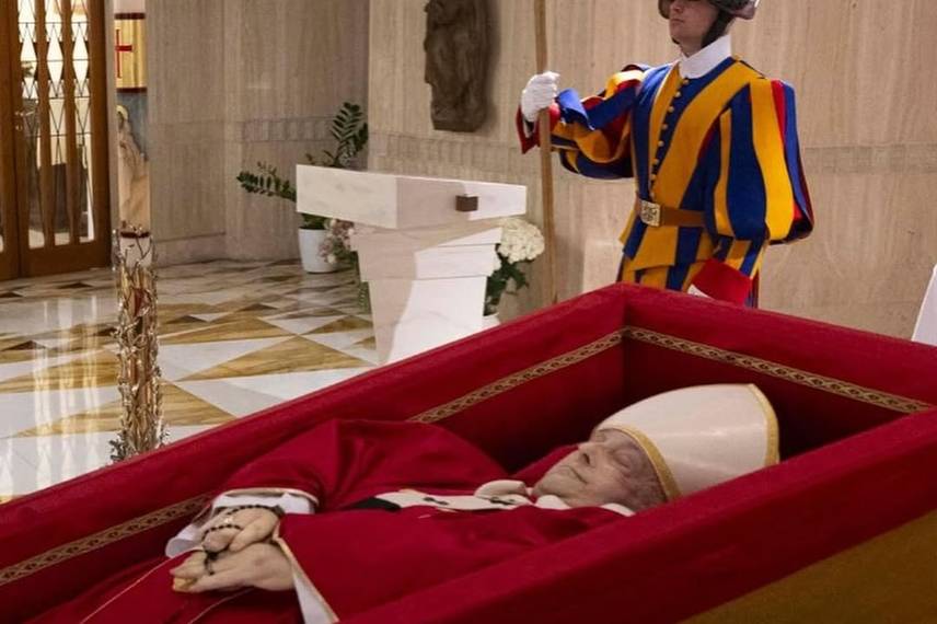 Vaticano divulga primeiras imagens do Papa Francisco em primeiros ritos fúnebres Vaticano divulga primeiras imagens do Papa Francisco em primeiros ritos fúnebres