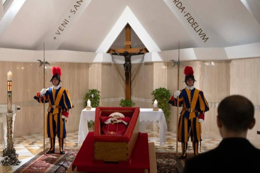Vaticano divulga primeiras imagens do Papa Francisco em primeiros ritos fúnebres Vaticano divulga primeiras imagens do Papa Francisco em primeiros ritos fúnebres
