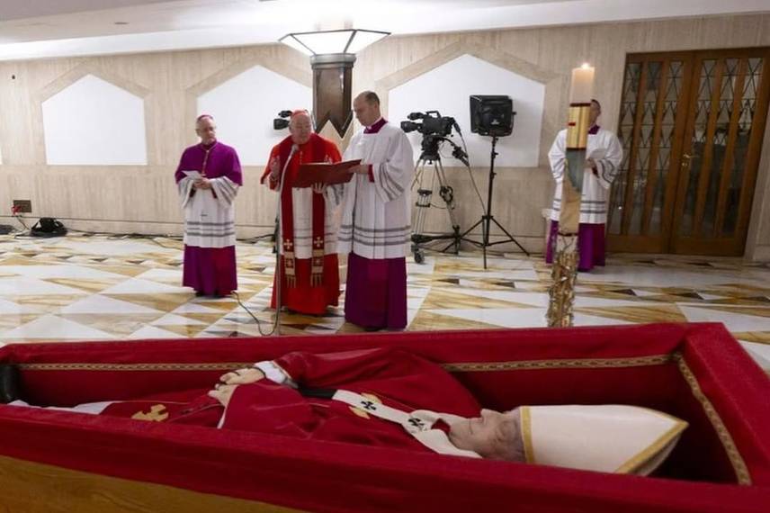 Vaticano divulga primeiras imagens do Papa Francisco em primeiros ritos fúnebres Vaticano divulga primeiras imagens do Papa Francisco em primeiros ritos fúnebres