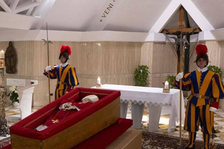Vaticano divulga primeiras imagens do Papa Francisco em primeiros ritos fúnebres Vaticano divulga primeiras imagens do Papa Francisco em primeiros ritos fúnebres