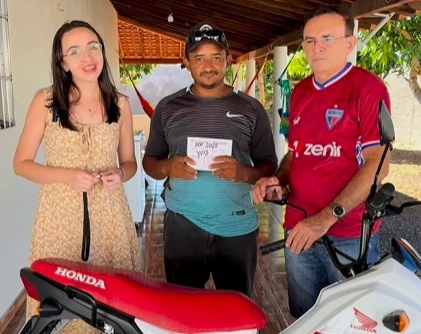 Entrega de moto encerra com festa o Dia das Mães em Caraúbas do Piauí