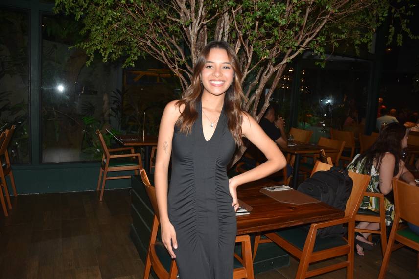 Esther Andrade comemora aniversário ao lado de amigas no Restaurante Zio Esther Andrade comemora aniversário ao lado de amigas no Restaurante Zio