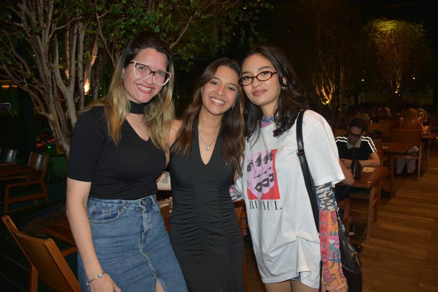 Esther Andrade comemora aniversário ao lado de amigas no Restaurante Zio Esther Andrade comemora aniversário ao lado de amigas no Restaurante Zio