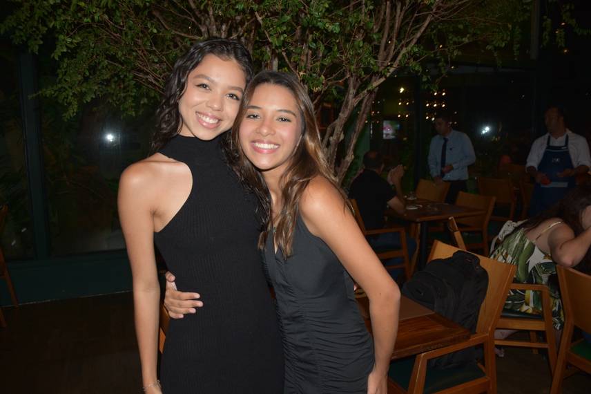 Esther Andrade comemora aniversário ao lado de amigas no Restaurante Zio Esther Andrade comemora aniversário ao lado de amigas no Restaurante Zio