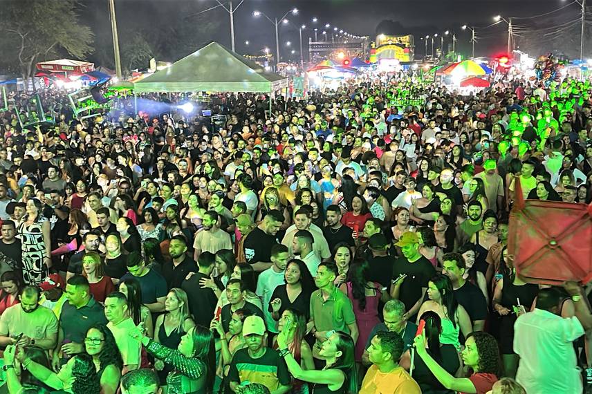 Festival Piripiri Humor & Arte inicia com grande público, risos e muita música