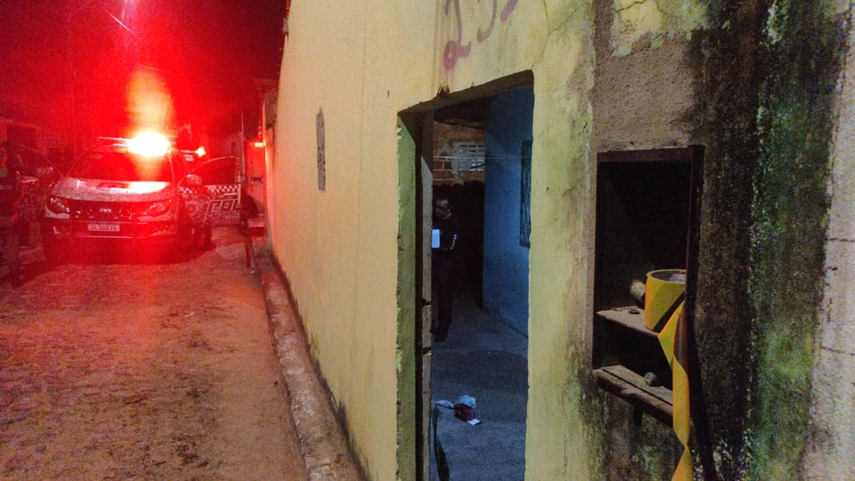Homem é assassinado a tiros dentro de residência na zona Leste de Teresina