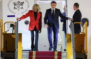 Macron leva tapa no rosto (Foto: Reprodução)