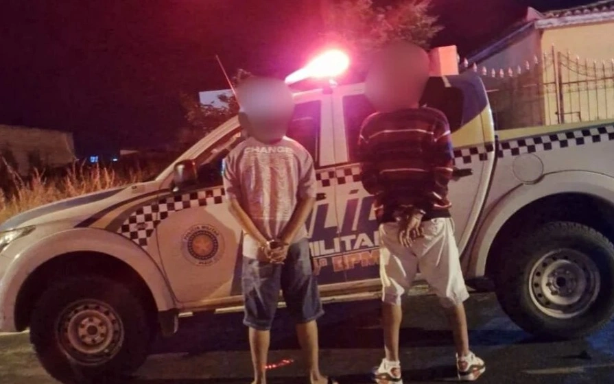 PM flagra dupla e apreende drogas em terreno baldio no centro de Pio IX