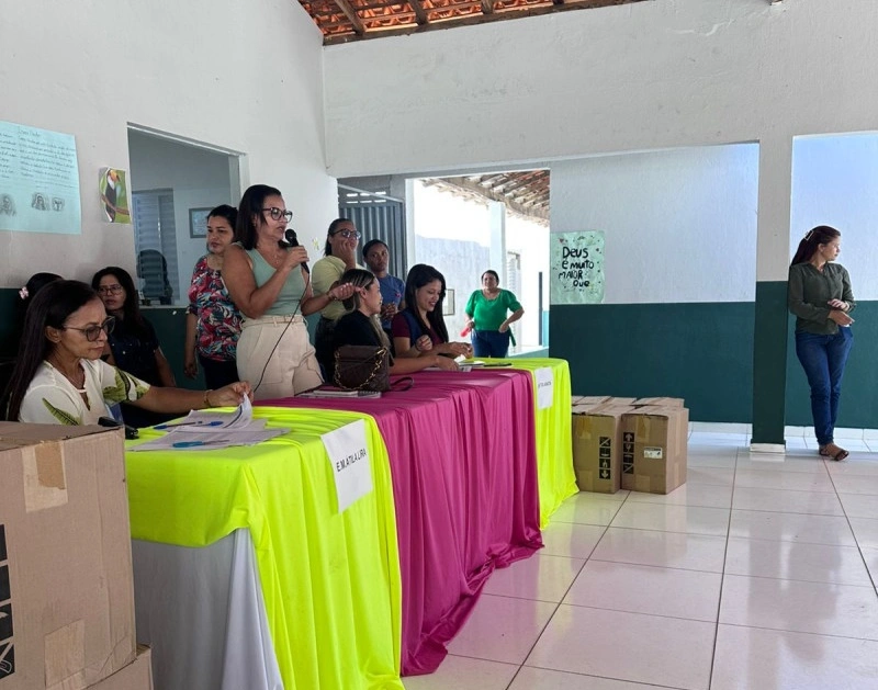 Secretaria de Educação, realizou hoje a entrega de 1.400 kits de Tênis escolar
