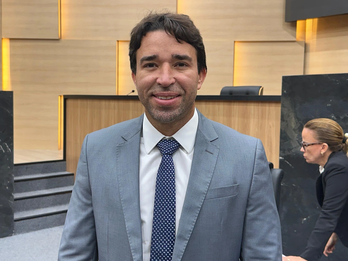 Secretário Washington Bandeira recebe Medalha do Mérito Legislativo na Alepi