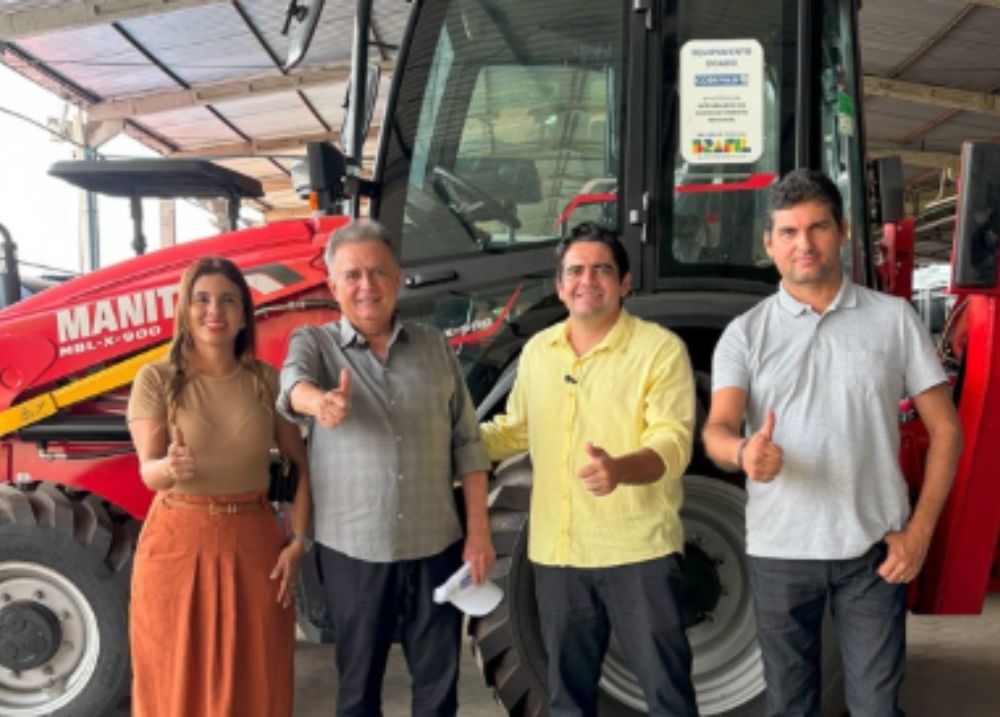 Cajueiro da Praia recebe retroescavadeira da CODEVASF patravés do Flávio Nogueira