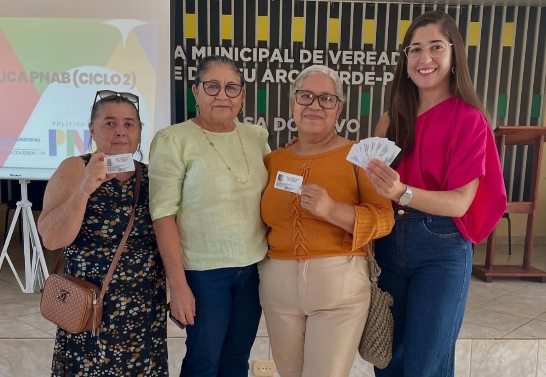Dirceu Arcoverde inicia entrega de carteirinhas para artesãos locais