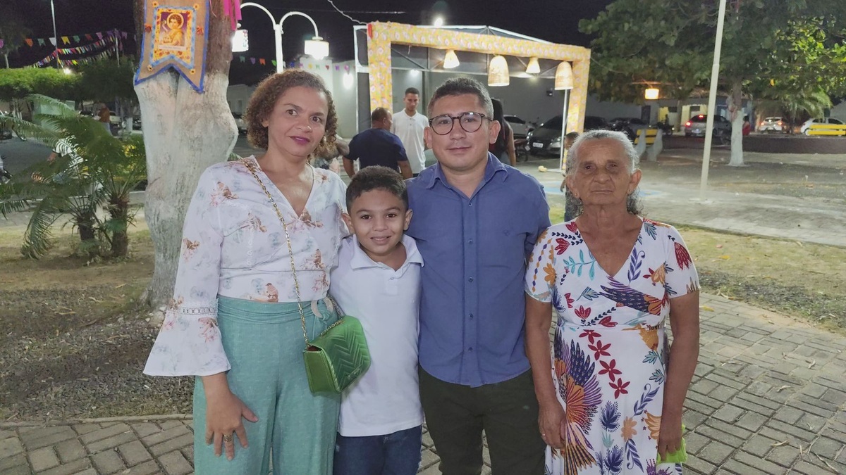 Dona Maria, moradora de Ribeiro Gonçalves e família