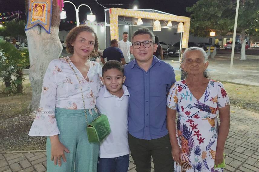 Dona Maria, moradora de Ribeiro Gonçalves e família Dona Maria, moradora de Ribeiro Gonçalves e família