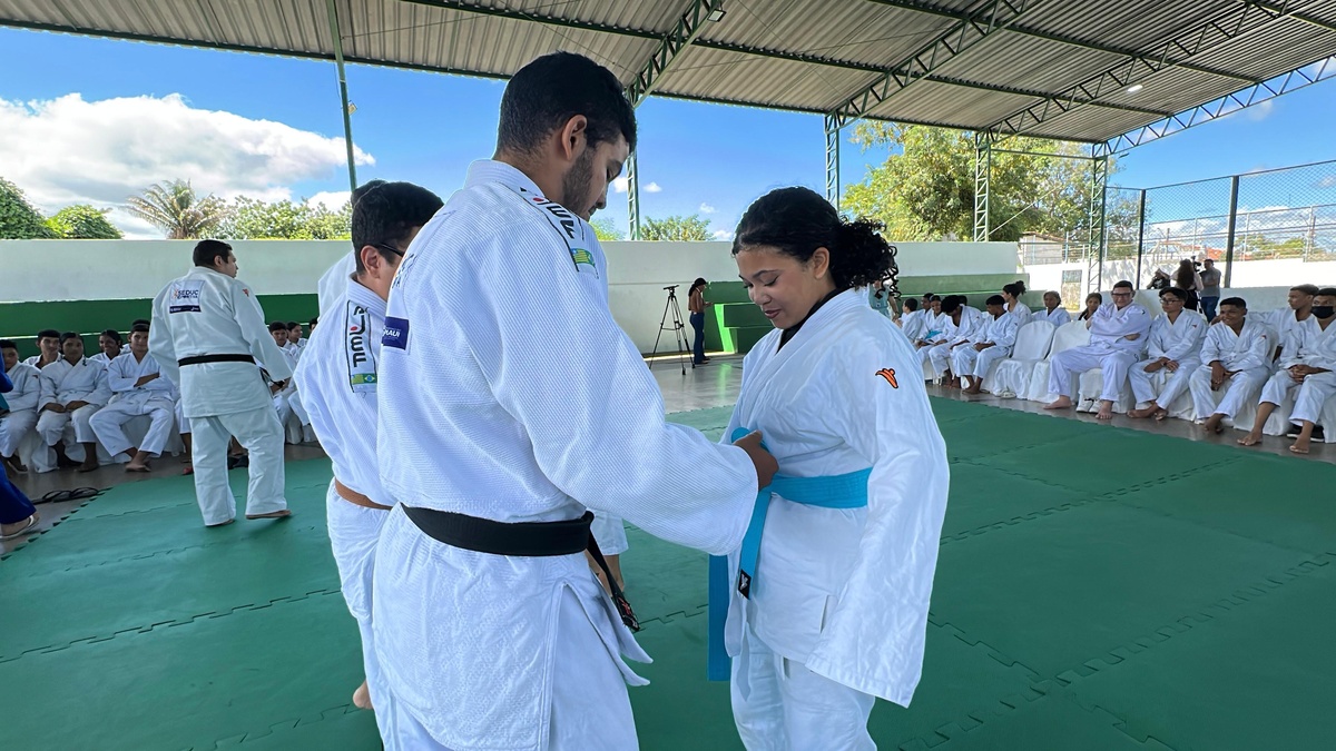 Estudantes da rede pública recebem faixa azul em cerimônia no centro Sarah Menezes