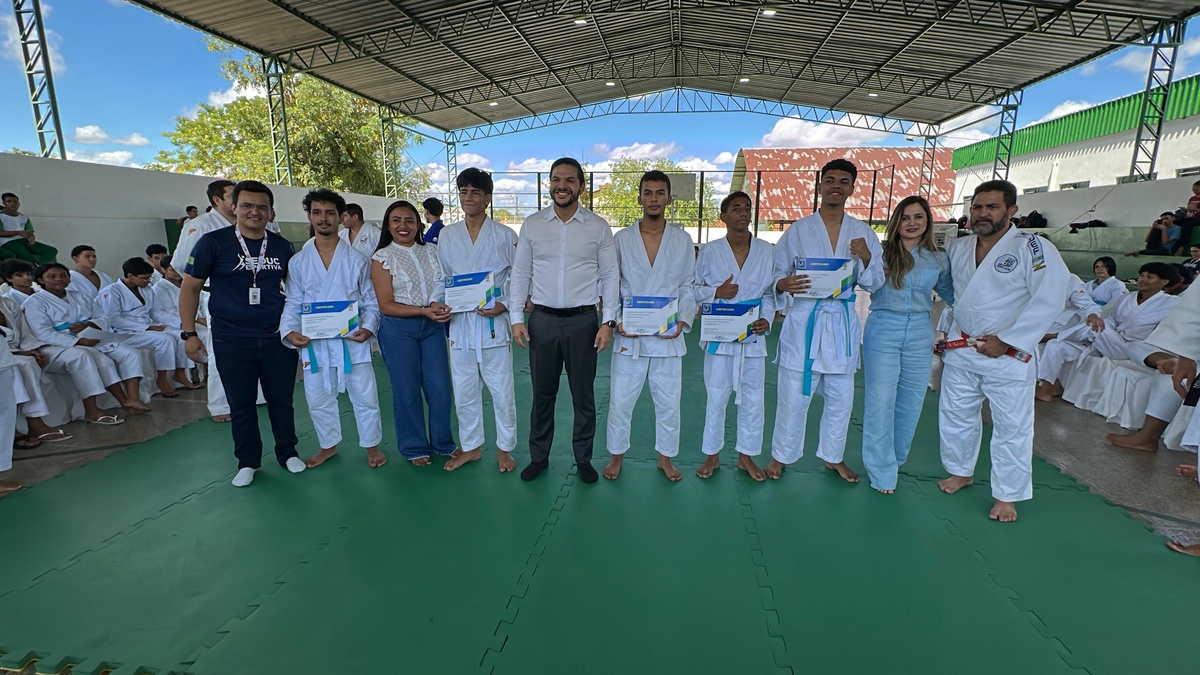 Estudantes da rede pública recebem faixa azul em cerimônia no centro Sarah Menezes