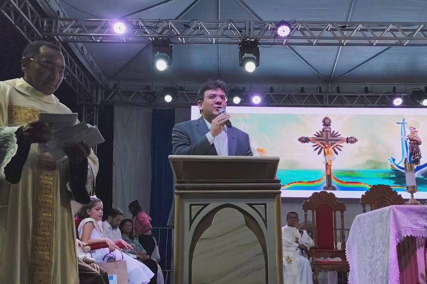 Governador participa da 9ª noite dos festejos de Santo Antônio em Campo Maior Governador participa da 9ª noite dos festejos de Santo Antônio em Campo Maior