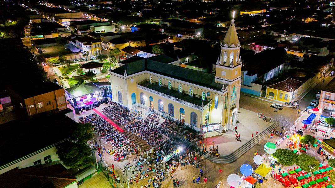 Governador participa da 9ª noite dos festejos de Santo Antônio em Campo Maior